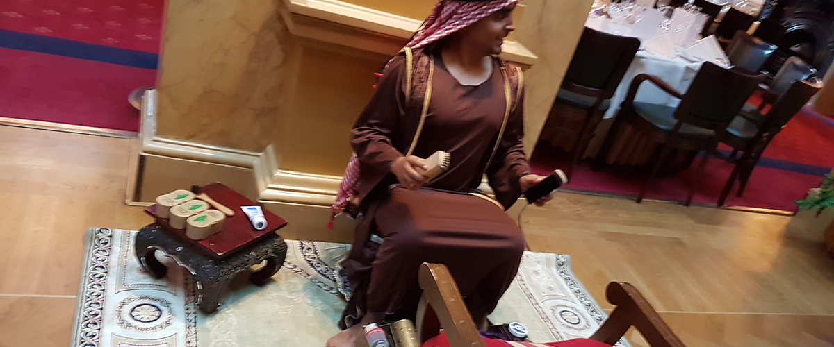 Schoenenpoetse in Arabisch kledij